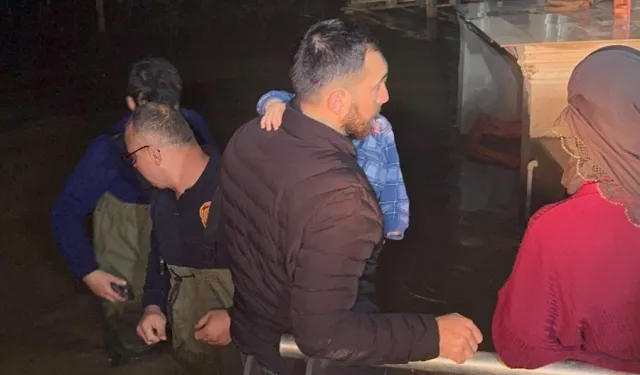 Manisa'da selde mahsur kalan aileyi itfaiye kurtardı