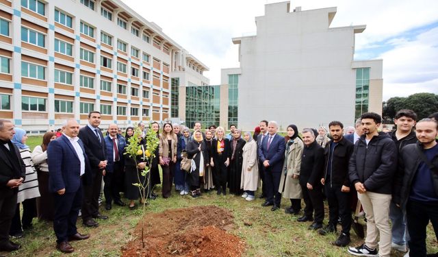 Rektör Özkan İlahiyat Fakültesi'nde ağaç dikti, Gazze sergisini gezdi