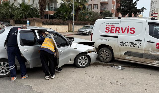 Sürücü, eşi ve kızı kazada yaralandı