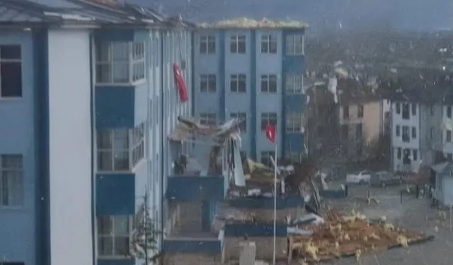 Şiddetli rüzgârda lisenin çatısı yıkıldı