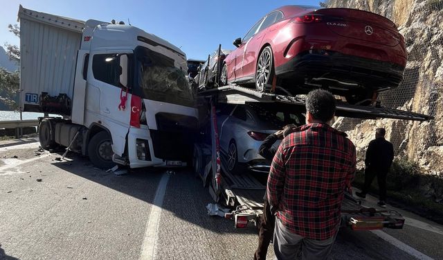 TIR'lar çarpıştı, sürücüler yaralandı