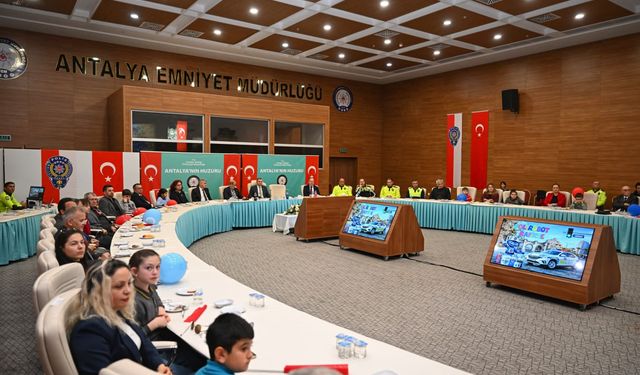 Antalya'da çocuklara trafik bilinci ‘Polirobot’ ile kazandırılıyor