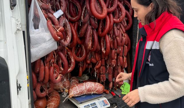 176 kilo tarihi geçmiş sucuk ele geçirildi