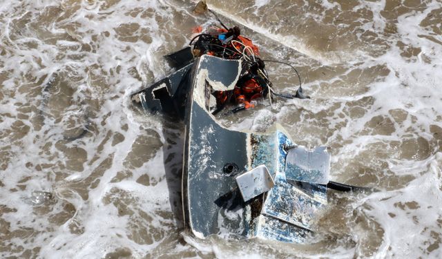 Alanya'da tekne alabora oldu: 2 kişi yüzerek kurtuldu