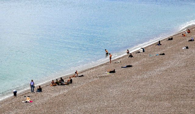 Antalya'da bayram öncesi sahil keyfi