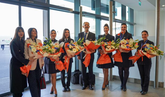 42 yıllık pilot son uçuşunda kokpiti, ilk seferine çıkan kızıyla paylaştı