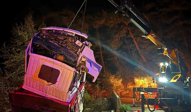 Alanya'da kamyon şarampole devrildi: 1 ölü, 1 yaralı