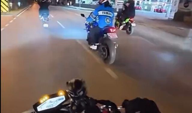 Alanya'da motosikleti tek teker süren sürücüler kaza yaptı: 2 yaralı