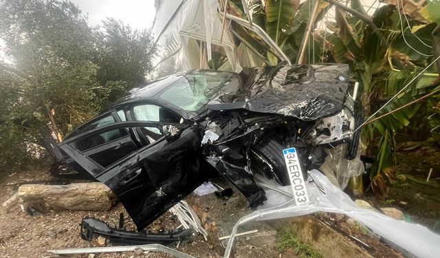 Alanya'da otomobiliyle muz serasına girdi: 4 yaralı