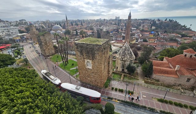 Antalya Kale Kapısı burçlara tel örgülü önlem