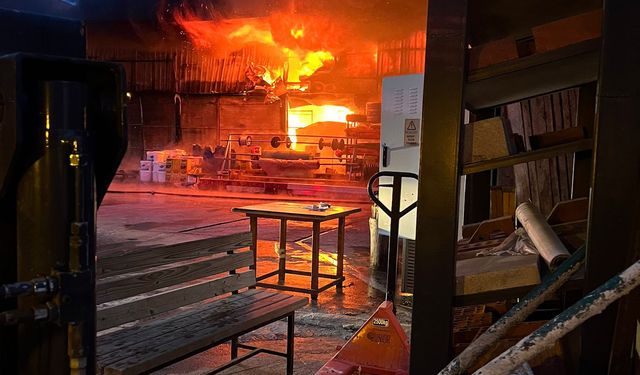 Antalya'da inşaat malzemesi deposu yandı