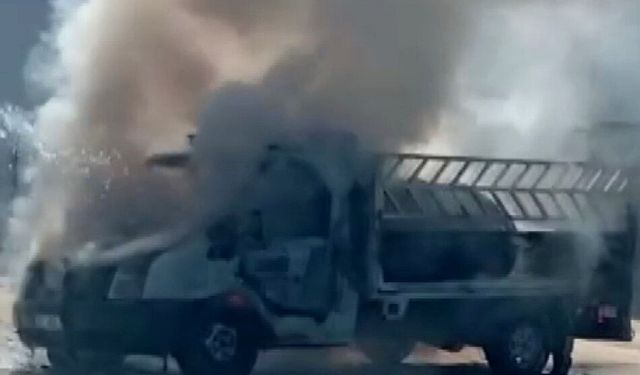 Antalya'da seyir halindeki kamyonet yandı