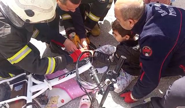Ayağı bisiklete sıkışan çocuğu itfaiye kurtardı
