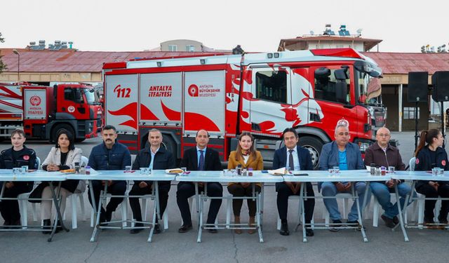 Başkan Vekili Özdemir, itfaiye personeliyle iftarda buluştu