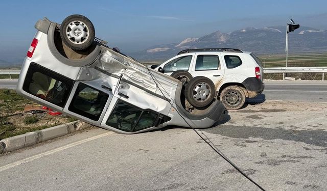 Ciple hafif ticari araç çarpıştı: 6 yaralı