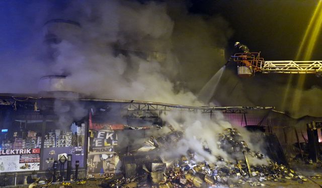 İş yerinde başlayan yangında alevler binayı sardı