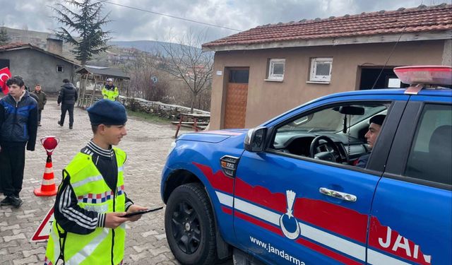 Jandarmadan öğretmen ve öğrencilere trafik eğitimi