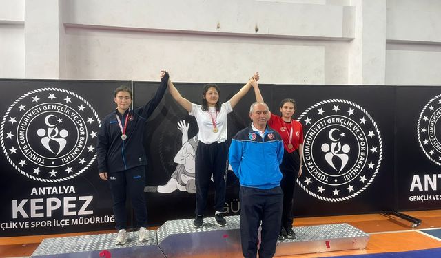 Kadınlardan güreşte 3 madalya
