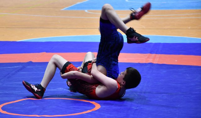 Küçükler güreş müsabakaları ilgi gördü