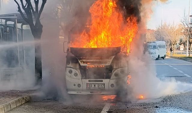 Minibüs yangında kullanılamaz hale geldi