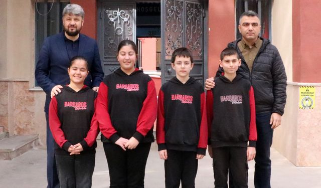 Okulda para toplayıp, 3 bakkalın veresiye defterini satın aldılar