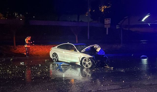 Otomobiliyle direğe çarpan sürücü yaralandı