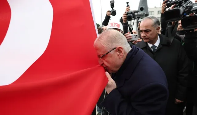 Bakan Güler, şanlı sancağı Çanakkale'de göndere çekti