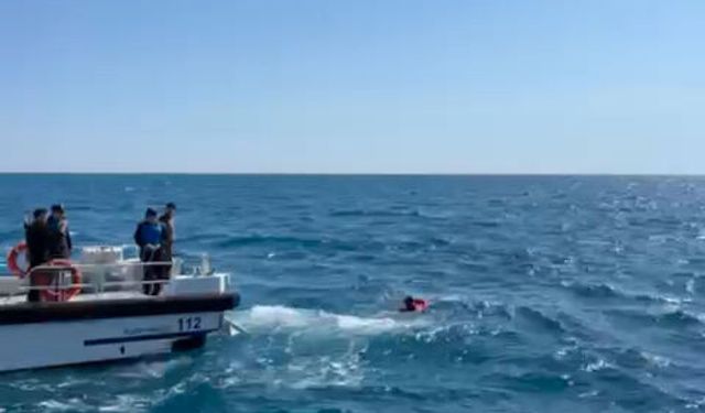 Devrilen sup boarda tutunarak 3 saat bekledi, yardımına deniz polisi yetişti