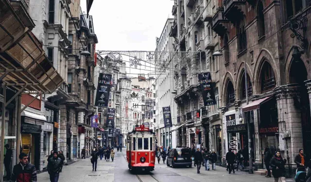 İstanbul caddelerindeki ziyaretçi trafiği turistle ayrılıyor