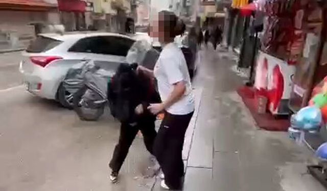 Kız öğrenci, tartıştığı akranını yere yatırıp ayağıyla yüzüne bastı