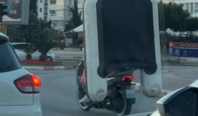 Motosiklet üzerinde şişme botla tehlikeli yolculuk