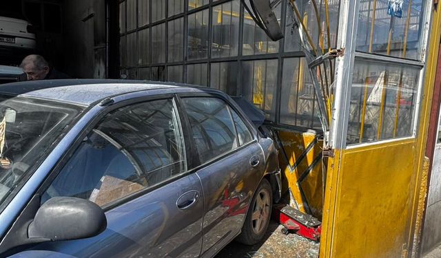 Otomobil, 6 araca çarptı: Tamirhaneye daldı