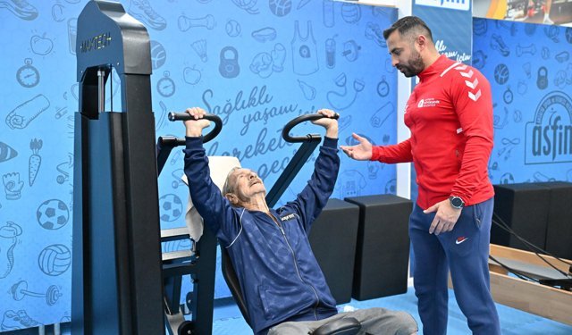 12 torunlu spor tutkunu 'Süper Dede' gençlere taş çıkartıyor