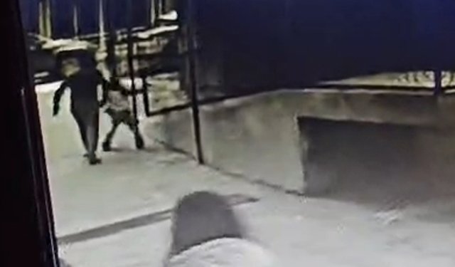 9 yaşındaki çocuğun 'Bahçeye zarar veriyorsun' denilerek darbedildiği iddiası