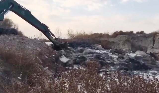 Akarçay'da su akışını kesen bent yıkıldı