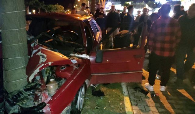 Alanya'da otomobil ağaca çarptı: 1 yaralı