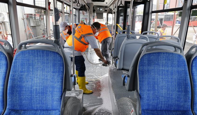Antalya Büyükşehir toplu ulaşım araçlarını temizliyor