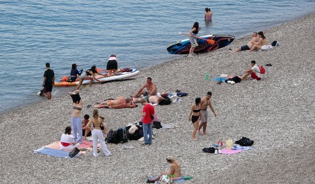 Antalya'da sıcak havayı fırsat bilenler sahile akın etti
