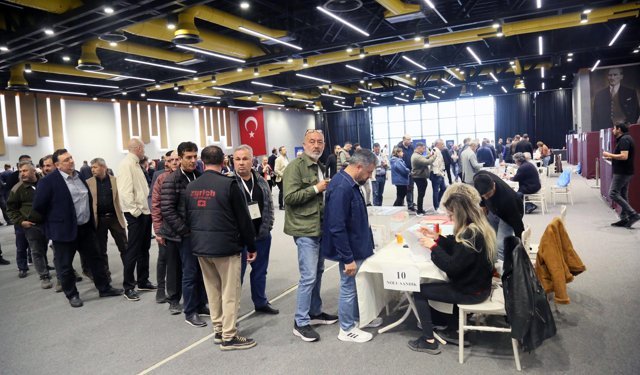 BAİB'de yönetim turkuaz, TİM delegeleri kırmızı