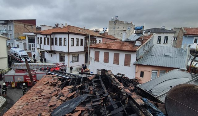 Çatı yangını büyümeden söndürüldü