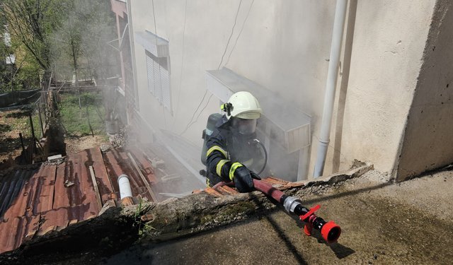 Ev yangını büyümeden söndürüldü