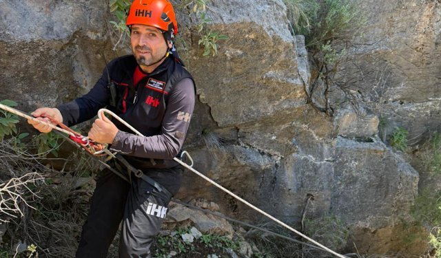 Gündoğmuş'ta kayalıkta mahsur kalan keçiler kurtarıldı