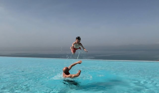 İngiliz oyuncu Jason Statham'dan sonsuzluk havuzunda poz