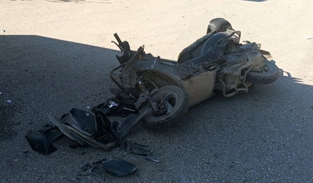 Kamyonetle çarpışan motosiklet sürücüsü yaralandı