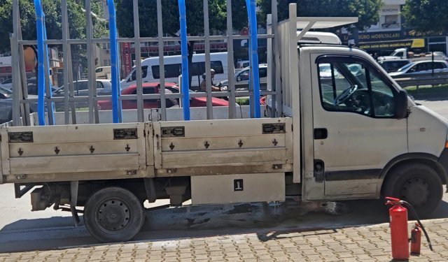 Kamyonette çıkan yangını, yoldan geçen araç sürücüleri söndürdü