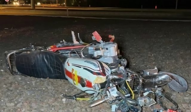 Motosikletiyle refüje çarptı