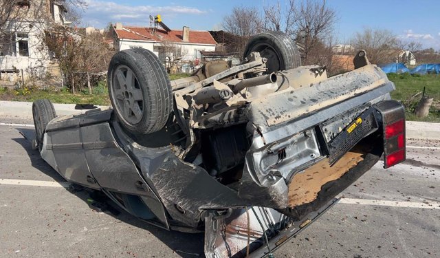 Otomobiller kavşakta çarpıştı: 1 yaralı