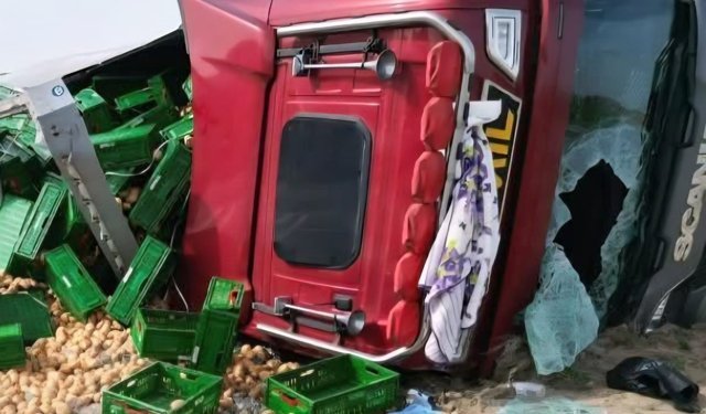 Patates yüklü TIR devrildi: 3 yaralı