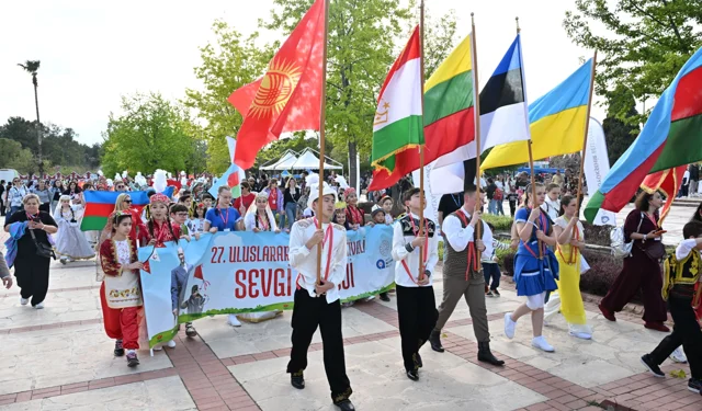 Antalya'da çocuklar Sevgi Korteji'nde buluştu