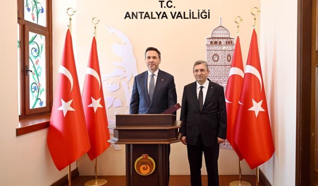 Bakan Bayraktar'dan Antalya Valiliğine ziyaret